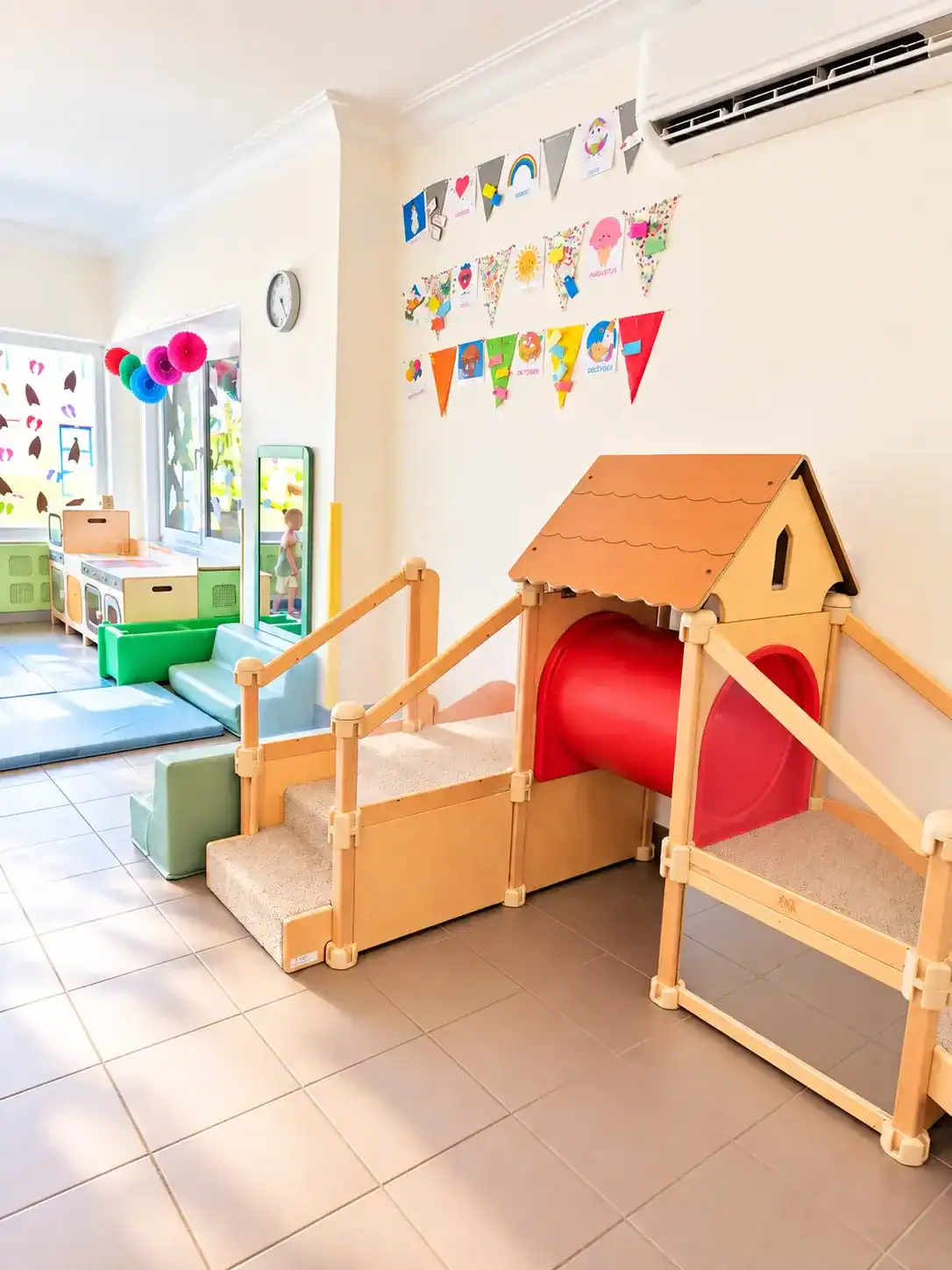 Speeltoestellen en kleurrijke decoraties in kinderopvangruimte.