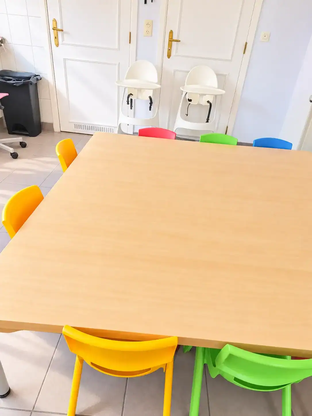 Kinderstoel en tafel in speelhoek van Kidsnjoy.