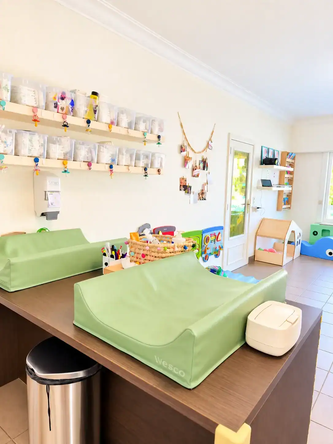 Speelkamer met zachte matten en speelgoed voor kinderen bij Kidsnjoy.